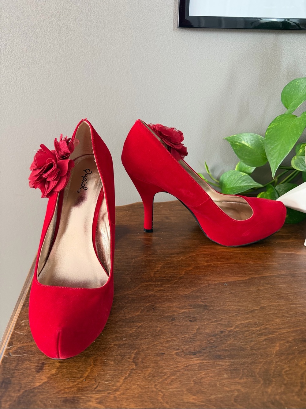 Qupid Red Suede w Flower Applique Heels. Size 9